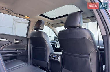 Внедорожник / Кроссовер Toyota Highlander 2018 в 