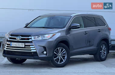 Внедорожник / Кроссовер Toyota Highlander 2018 в 
