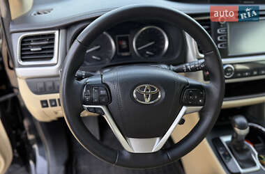 Внедорожник / Кроссовер Toyota Highlander 2017 в 