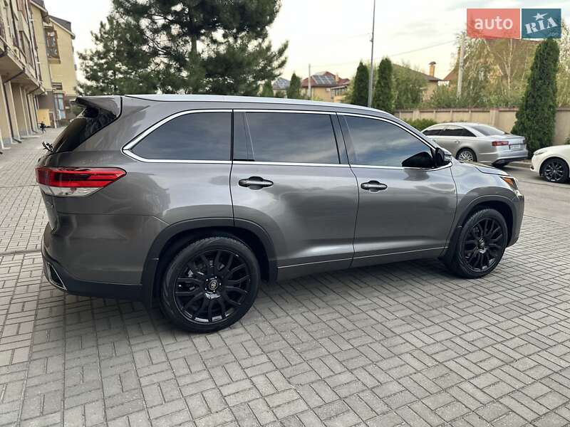 Внедорожник / Кроссовер Toyota Highlander 2018 в Запорожье