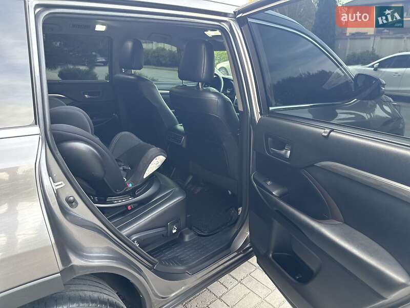 Внедорожник / Кроссовер Toyota Highlander 2018 в Запорожье