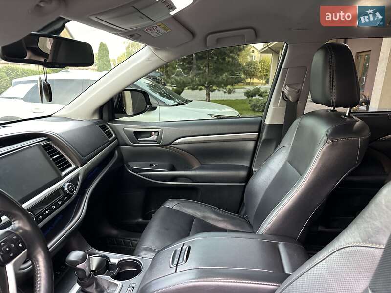 Внедорожник / Кроссовер Toyota Highlander 2018 в Запорожье