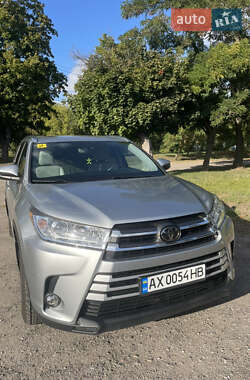 Внедорожник / Кроссовер Toyota Highlander 2017 в Чугуеве
