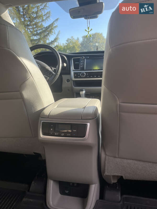 Внедорожник / Кроссовер Toyota Highlander 2017 в Чугуеве