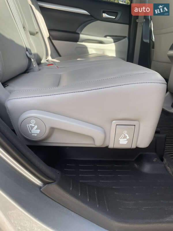 Внедорожник / Кроссовер Toyota Highlander 2017 в Чугуеве