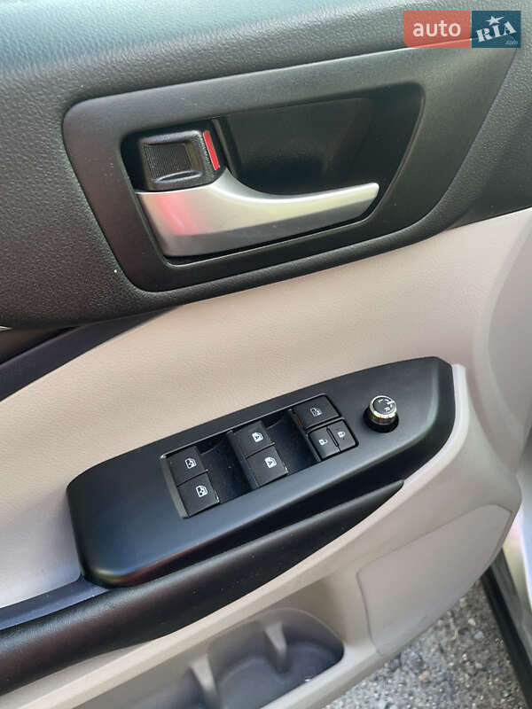 Внедорожник / Кроссовер Toyota Highlander 2017 в Чугуеве