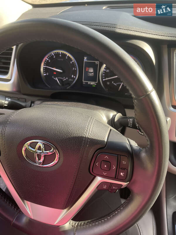 Внедорожник / Кроссовер Toyota Highlander 2017 в Чугуеве