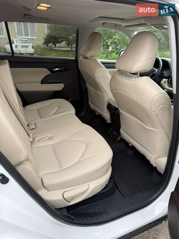 Позашляховик / Кросовер Toyota Highlander 2022 в Фастові