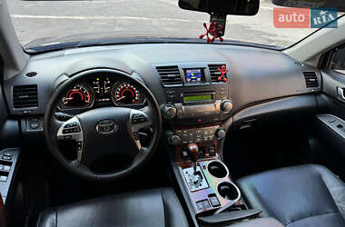 Внедорожник / Кроссовер Toyota Highlander 2013 в 