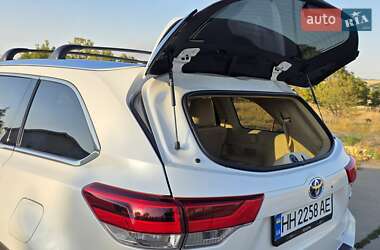 Позашляховик / Кросовер Toyota Highlander 2019 в  фото 18 Позашляховик / Кросовер Toyota Highlander 2019 в
