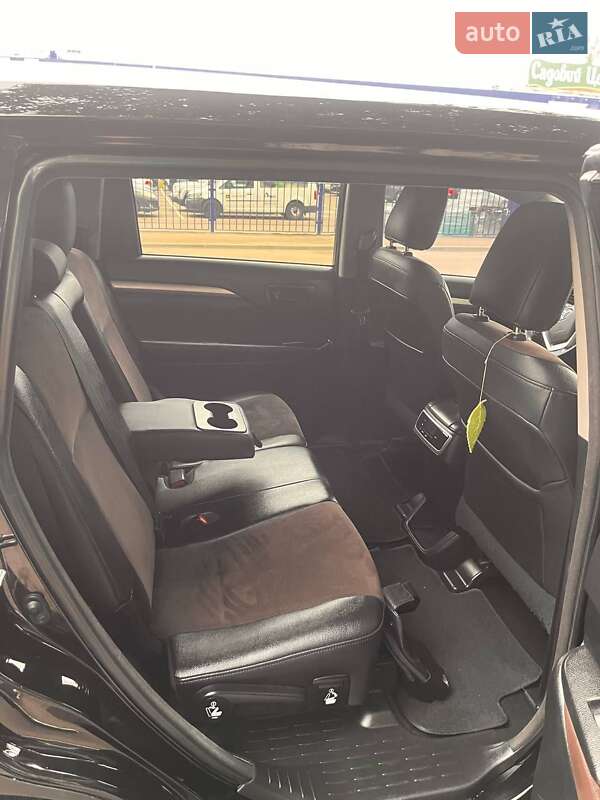 Внедорожник / Кроссовер Toyota Highlander 2015 в Житомире