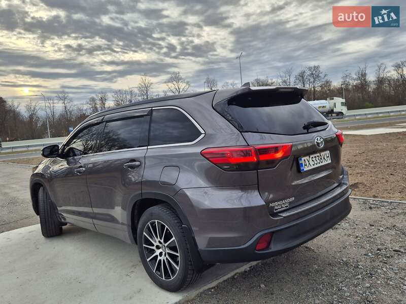 Позашляховик / Кросовер Toyota Highlander 2017 в Києві