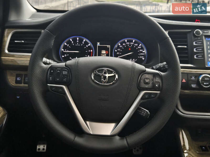Внедорожник / Кроссовер Toyota Highlander 2017 в Киеве