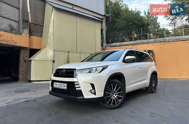 Позашляховик / Кросовер Toyota Highlander 2018 в 