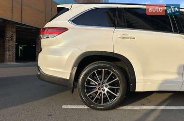 Позашляховик / Кросовер Toyota Highlander 2018 в 