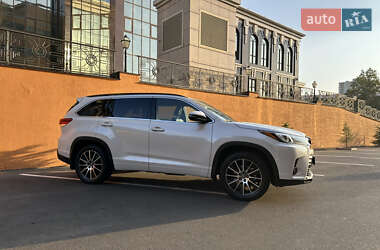 Позашляховик / Кросовер Toyota Highlander 2018 в 