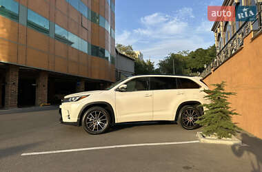 Позашляховик / Кросовер Toyota Highlander 2018 в 