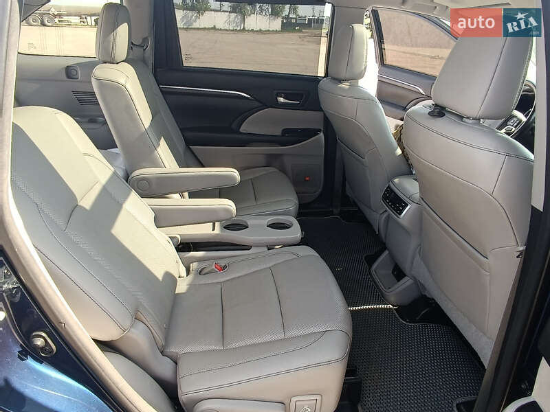 Позашляховик / Кросовер Toyota Highlander 2015 в Переяславі