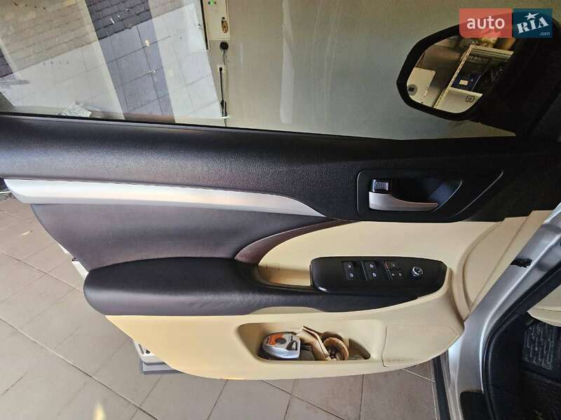 Внедорожник / Кроссовер Toyota Highlander 2016 в Киеве