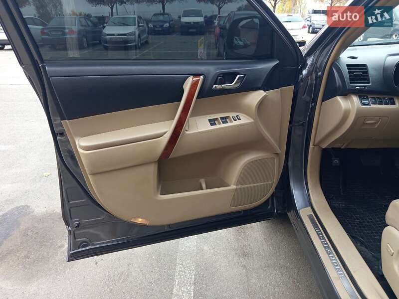 Внедорожник / Кроссовер Toyota Highlander 2011 в Буче