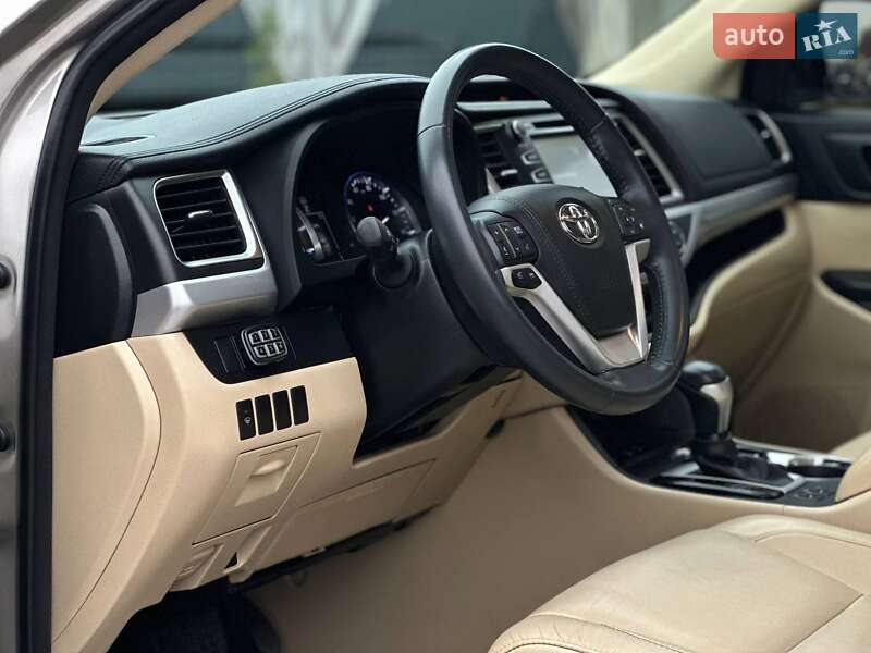 Внедорожник / Кроссовер Toyota Highlander 2016 в Киеве