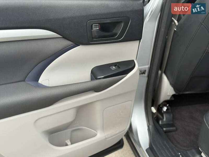 Внедорожник / Кроссовер Toyota Highlander 2016 в Днепре фото 25 Внедорожник / Кроссовер Toyota Highlander 2016 в Днепре