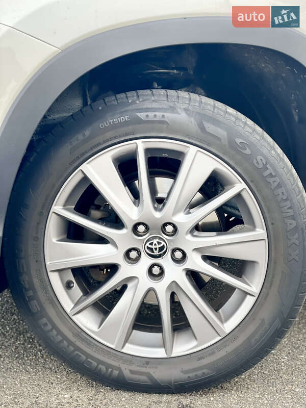 Внедорожник / Кроссовер Toyota Highlander 2016 в Киеве