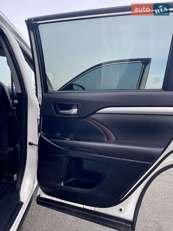 Внедорожник / Кроссовер Toyota Highlander 2016 в Киеве