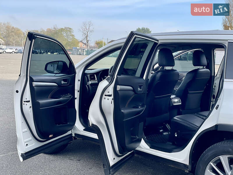 Внедорожник / Кроссовер Toyota Highlander 2016 в Киеве