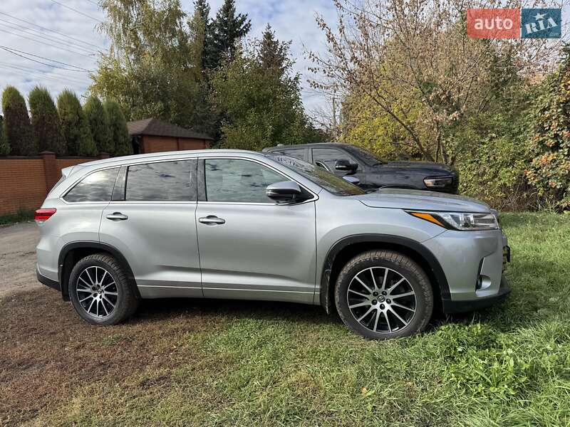 Позашляховик / Кросовер Toyota Highlander 2017 в Магдалинівці