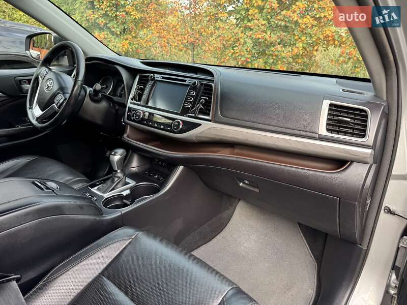 Позашляховик / Кросовер Toyota Highlander 2017 в Магдалинівці