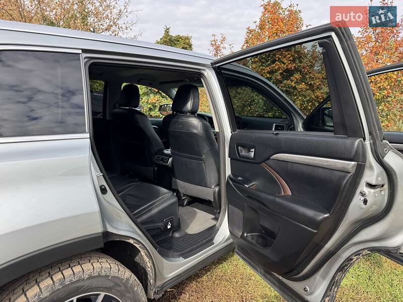 Позашляховик / Кросовер Toyota Highlander 2017 в Магдалинівці
