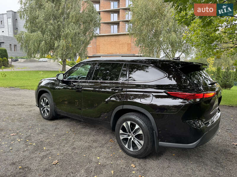 Внедорожник / Кроссовер Toyota Highlander 2021 в Хмельницком