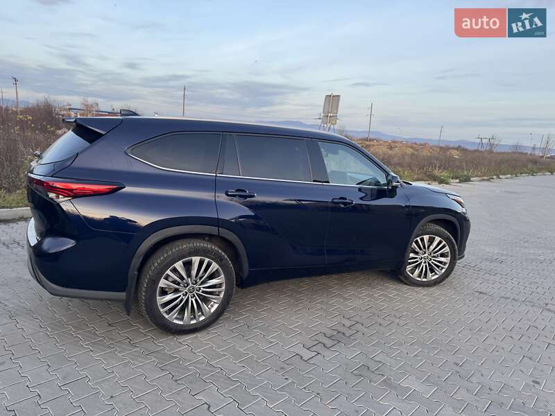 Внедорожник / Кроссовер Toyota Highlander 2022 в Ужгороде