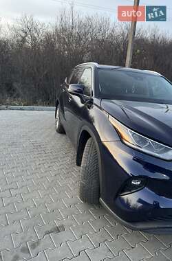 Внедорожник / Кроссовер Toyota Highlander 2022 в Ужгороде