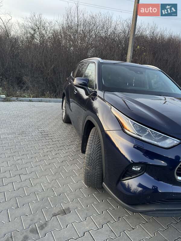 Внедорожник / Кроссовер Toyota Highlander 2022 в Ужгороде