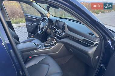 Внедорожник / Кроссовер Toyota Highlander 2022 в Ужгороде