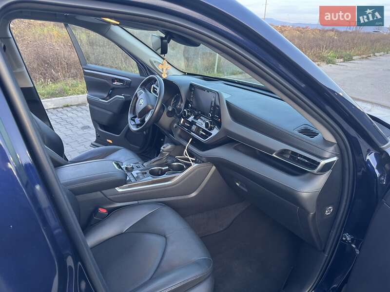 Внедорожник / Кроссовер Toyota Highlander 2022 в Ужгороде