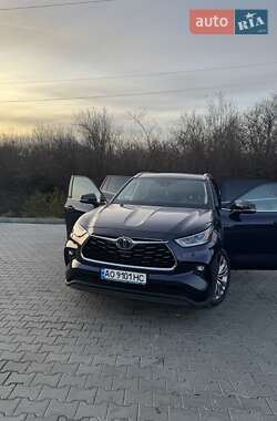 Внедорожник / Кроссовер Toyota Highlander 2022 в Ужгороде
