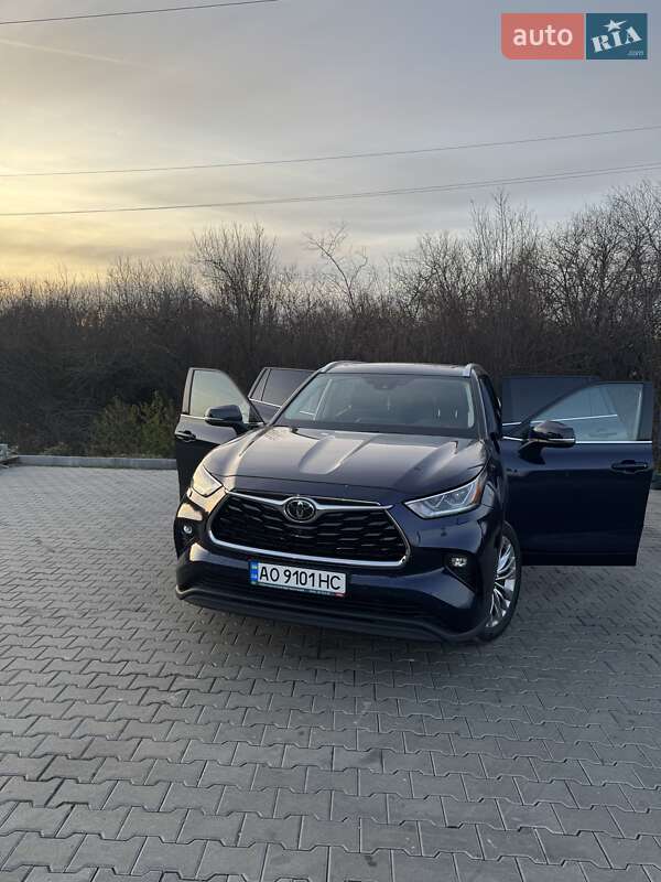Внедорожник / Кроссовер Toyota Highlander 2022 в Ужгороде