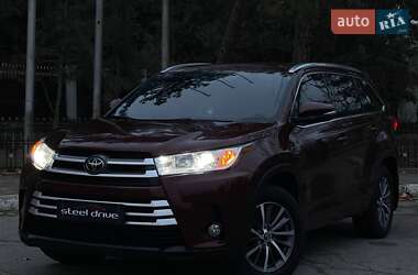 Позашляховик / Кросовер Toyota Highlander 2017 в Миколаєві