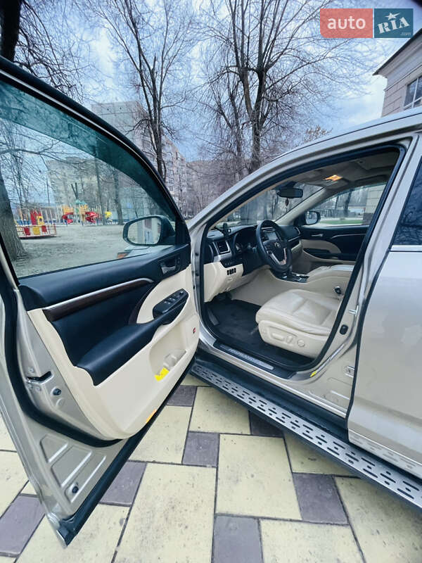 Внедорожник / Кроссовер Toyota Highlander 2015 в Кривом Роге фото 10 Внедорожник / Кроссовер Toyota Highlander 2015 в Кривом Роге