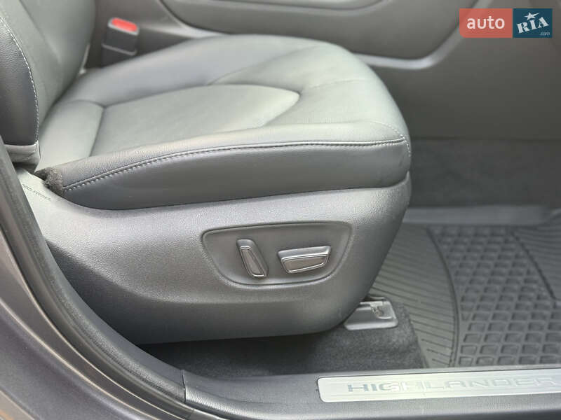 Внедорожник / Кроссовер Toyota Highlander 2021 в Самборе