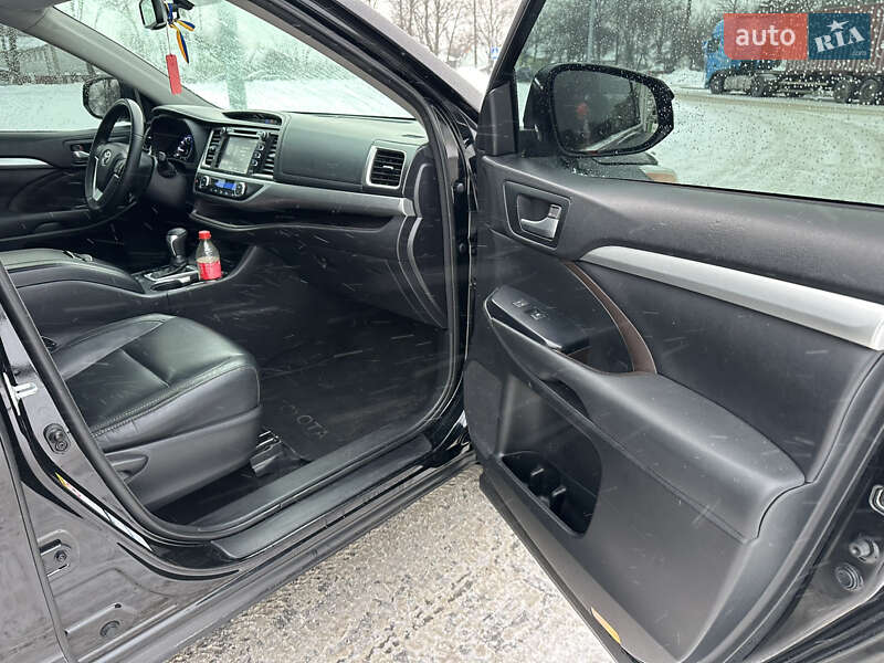 Внедорожник / Кроссовер Toyota Highlander 2016 в Житомире
