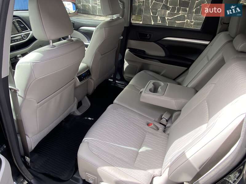 Внедорожник / Кроссовер Toyota Highlander 2018 в Киеве