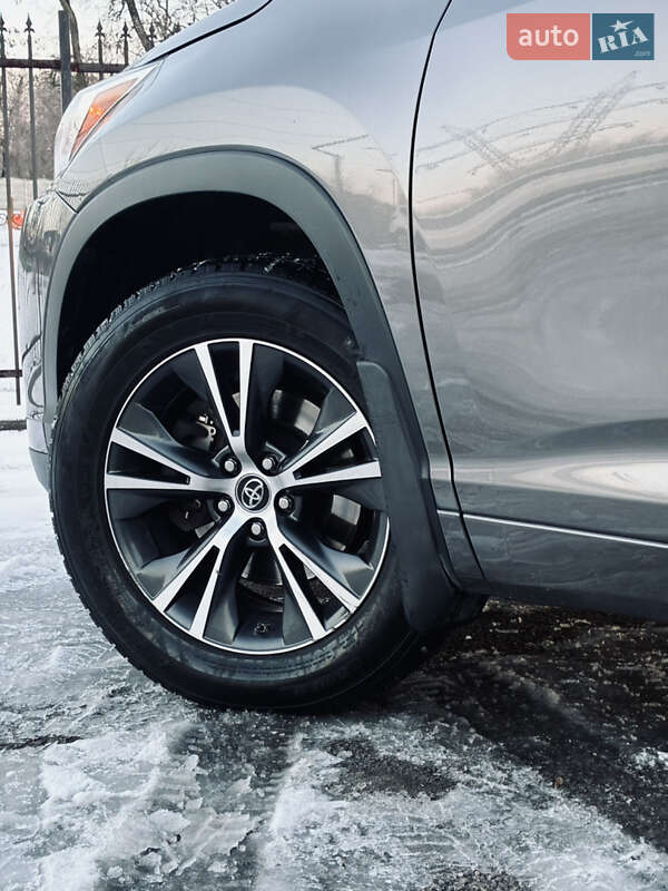 Внедорожник / Кроссовер Toyota Highlander 2017 в Днепре
