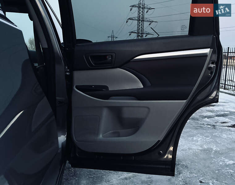 Внедорожник / Кроссовер Toyota Highlander 2017 в Днепре