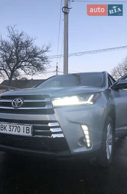 Внедорожник / Кроссовер Toyota Highlander 2016 в Ровно