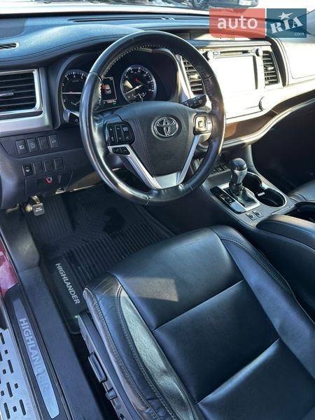 Внедорожник / Кроссовер Toyota Highlander 2018 в Ровно