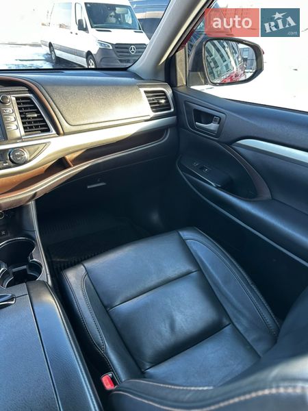 Внедорожник / Кроссовер Toyota Highlander 2018 в Ровно